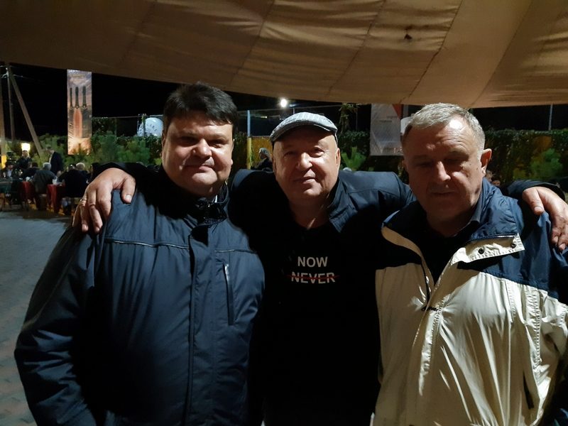 С послом Белоруссии в Молдове Сергеем Чичуком  и с российским поэтом-песенником Виктор Пеленягрэ.