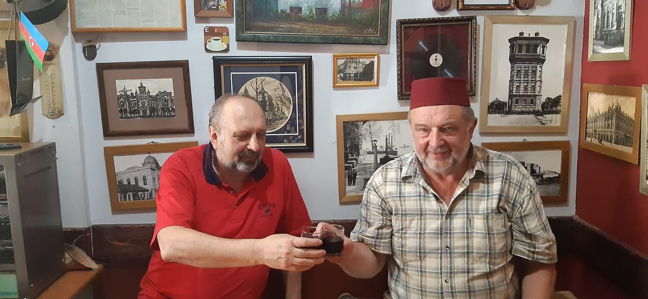С Виталием Андриевским дегустируем молдавскую вишинату.